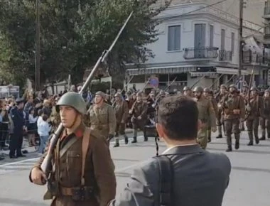 Κατερίνη: Παρέλασαν με αυθεντικά όπλα και στολές του Β΄ΠΠ